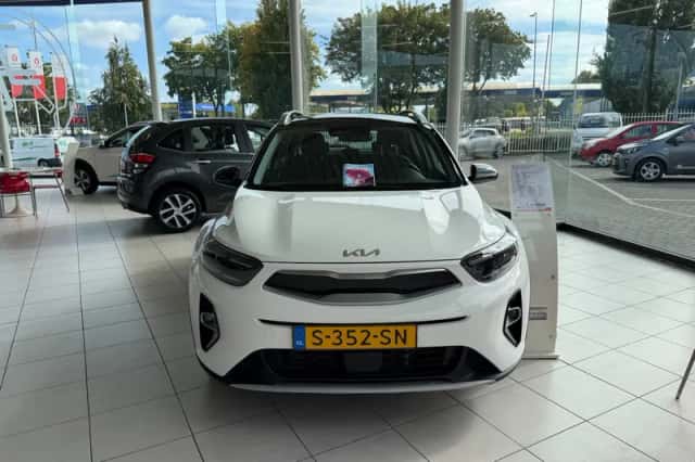 Kia Stonic (2023) thumbnail 2