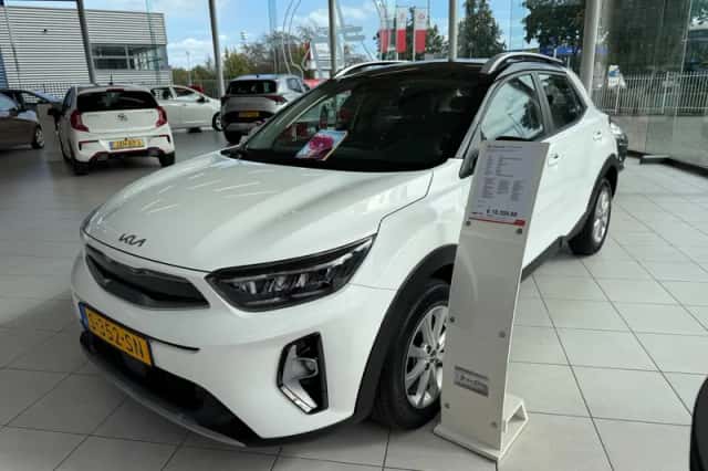 Kia Stonic (2023) thumbnail 3