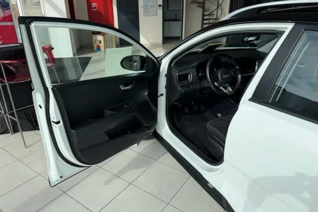 Kia Stonic (2023) thumbnail 5