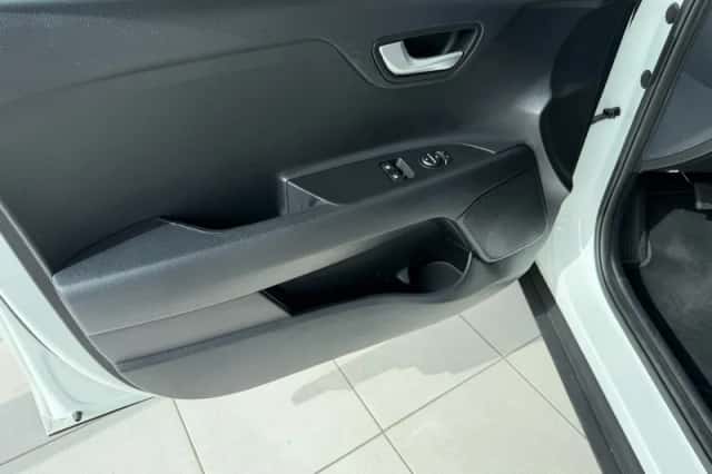 Kia Stonic (2023) thumbnail 6