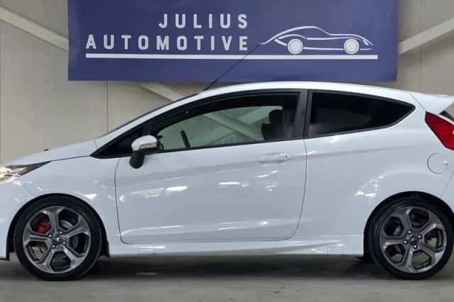 Ford Fiesta (2015) thumbnail 4