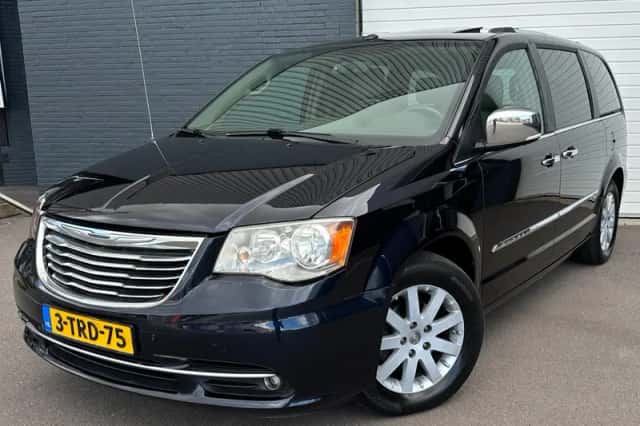 Chrysler Town and Country (2011) thumbnail 1