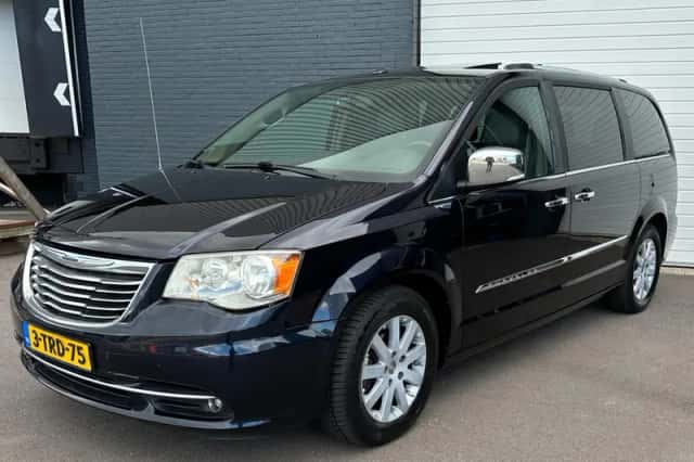 Chrysler Town and Country (2011) thumbnail 2