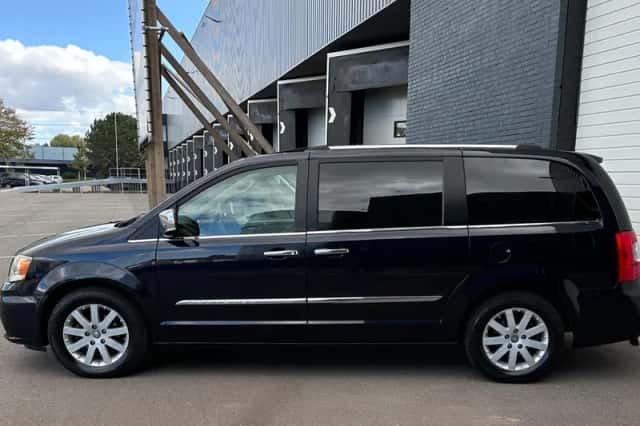 Chrysler Town and Country (2011) thumbnail 3