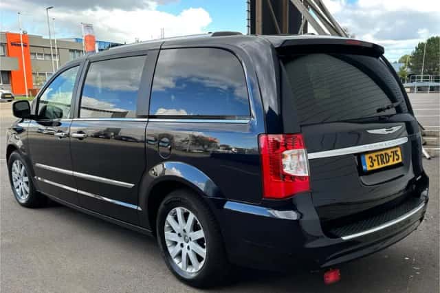 Chrysler Town and Country (2011) thumbnail 4