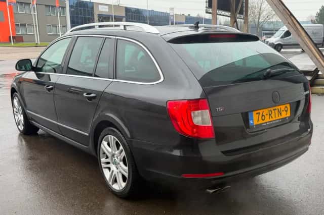 Škoda Superb (2011) thumbnail 4