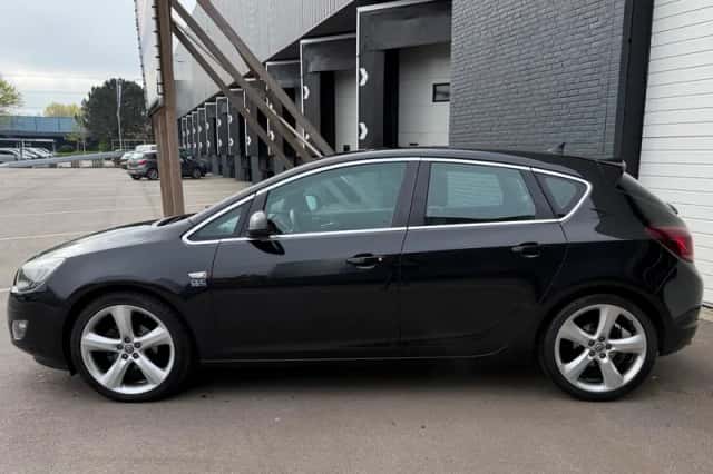 Opel Astra (2011) thumbnail 3