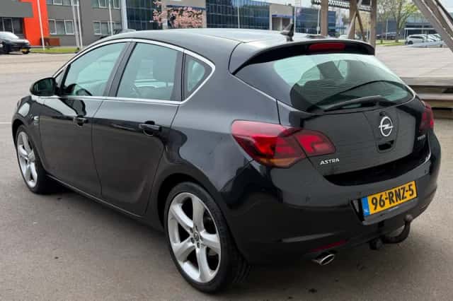 Opel Astra (2011) thumbnail 4