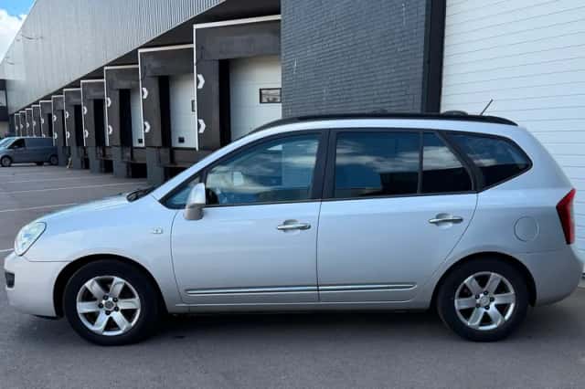 Kia Carens (2008) thumbnail 3