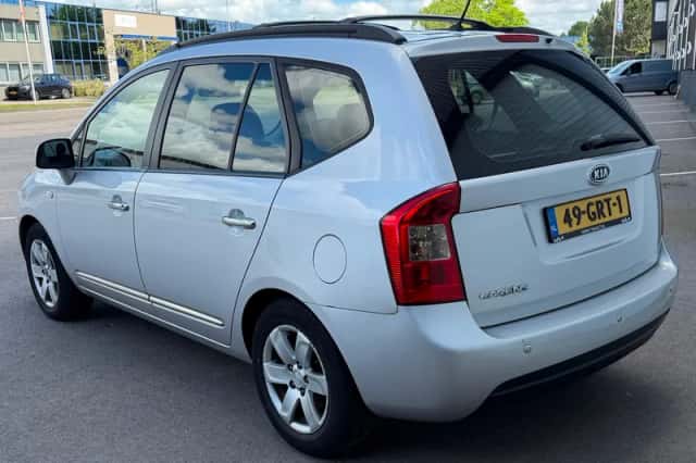 Kia Carens (2008) thumbnail 4