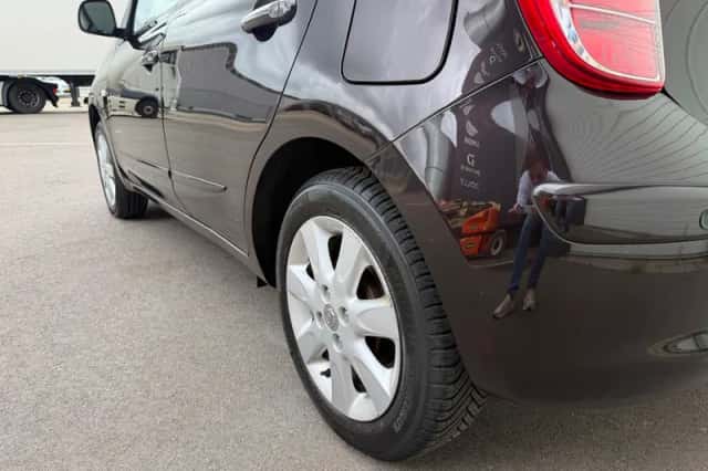 Nissan Micra (2011) thumbnail 5