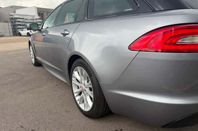 Jaguar XF (2014) thumbnail 5