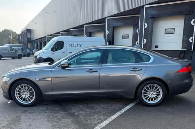 Jaguar XF (2017) thumbnail 3