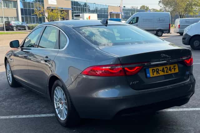 Jaguar XF (2017) thumbnail 4