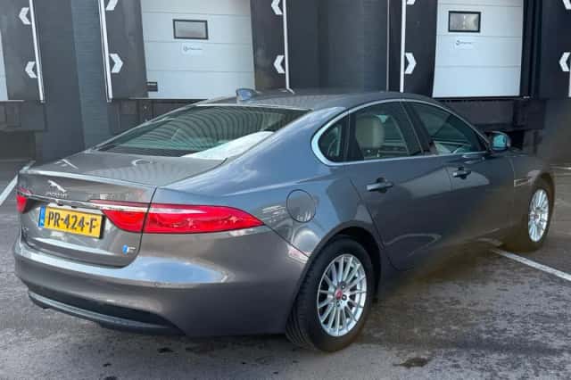 Jaguar XF (2017) thumbnail 5