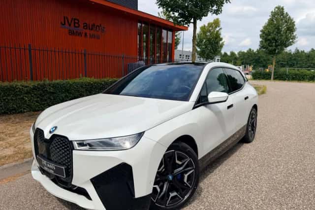 BMW iX (2023) thumbnail 1