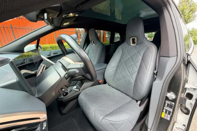 BMW iX (2023) thumbnail 3
