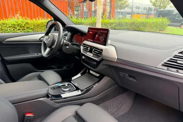 BMW iX3 (2025) thumbnail 4