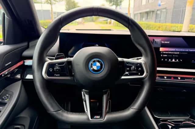 BMW i5 (2024) thumbnail 5
