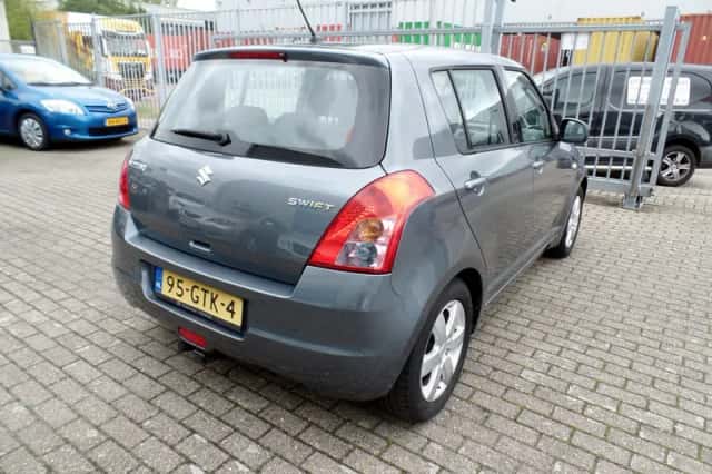 Suzuki Swift (2008) thumbnail 5
