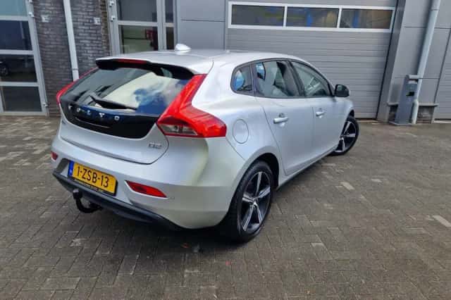 Volvo V40 (2014) thumbnail 2