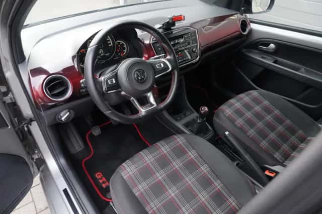 Volkswagen Up! (2019) thumbnail 3