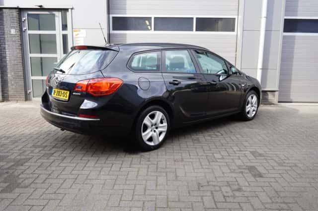 Opel Astra (2014) thumbnail 2