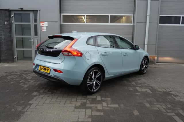 Volvo V40 (2017) thumbnail 2