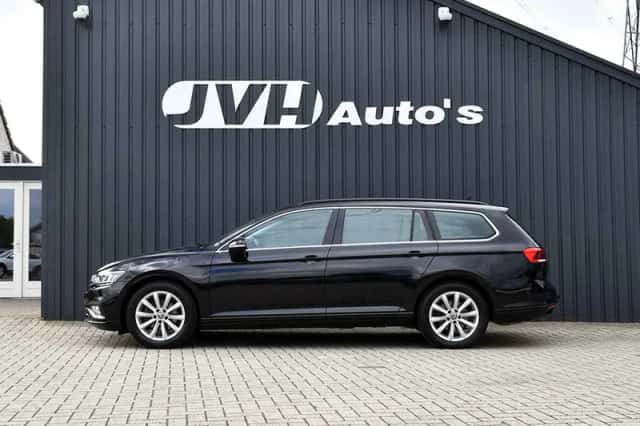 Volkswagen Passat (2023) thumbnail 2
