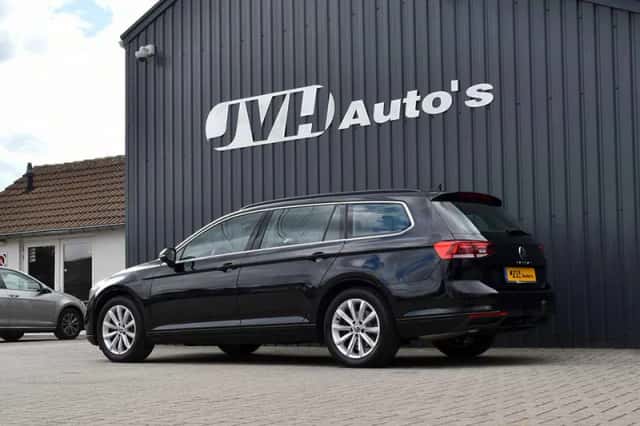 Volkswagen Passat (2023) thumbnail 3