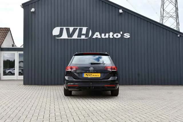 Volkswagen Passat (2023) thumbnail 5