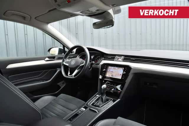 Volkswagen Passat (2022) thumbnail 3