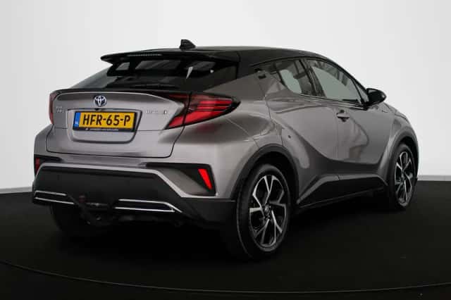 Toyota C-HR (2022) thumbnail 3