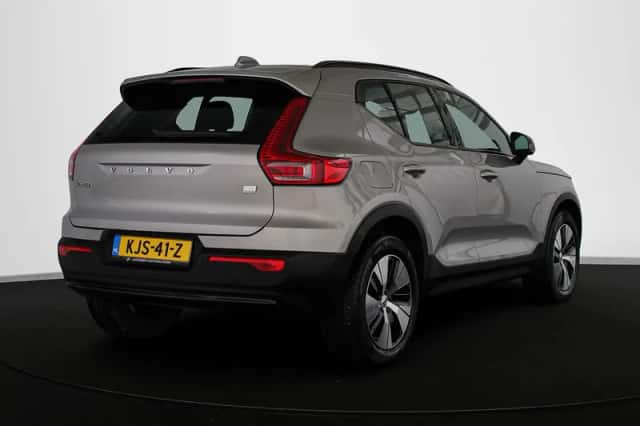 Volvo XC40 (2023) thumbnail 3