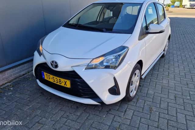 Toyota Yaris (2018) thumbnail 2