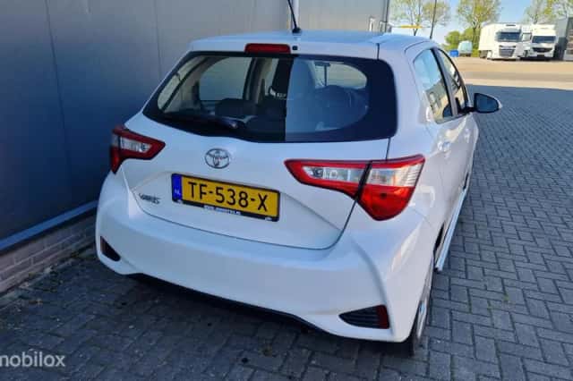 Toyota Yaris (2018) thumbnail 3
