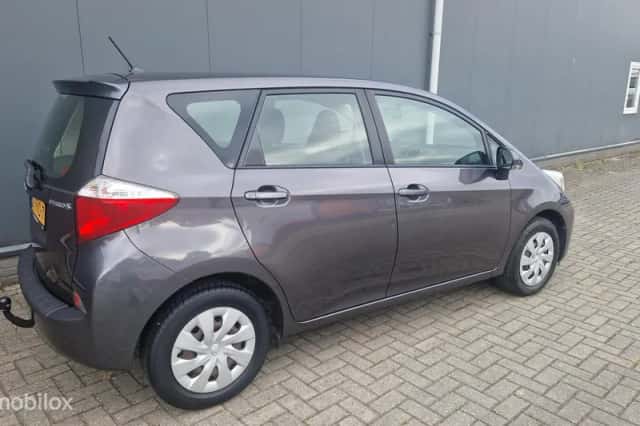 Toyota Verso S (2011) thumbnail 2