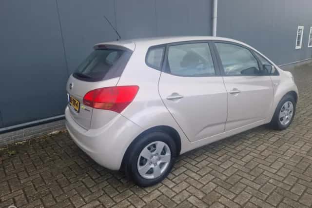 Kia Venga (2012) thumbnail 5