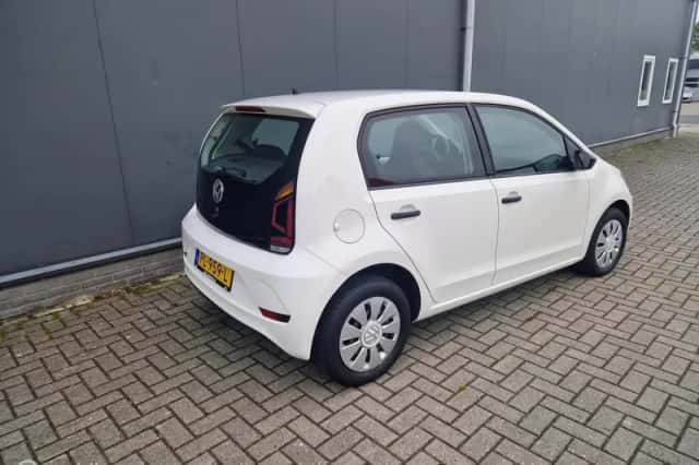 Volkswagen Up! (2017) thumbnail 3