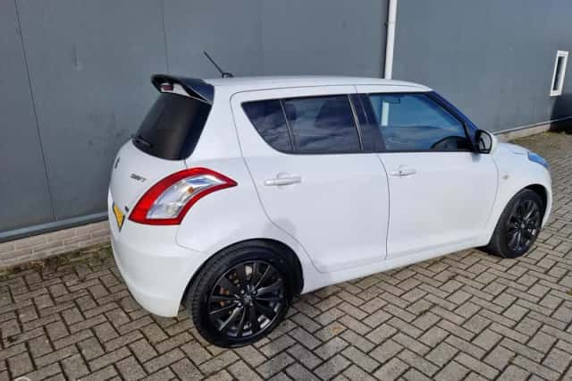 Suzuki Swift (2012) thumbnail 4