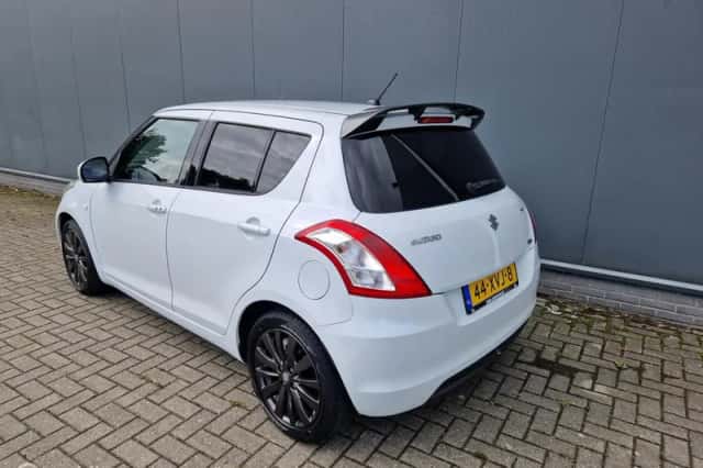 Suzuki Swift (2012) thumbnail 5
