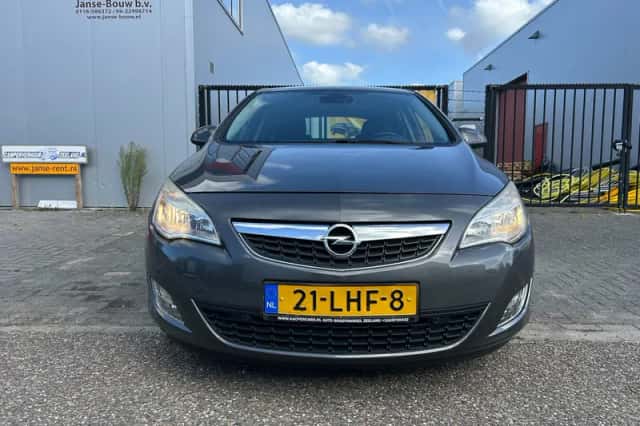 Opel Astra (2010) thumbnail 2