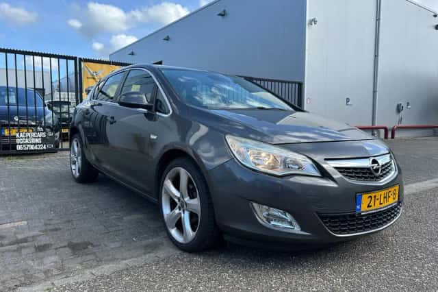 Opel Astra (2010) thumbnail 3