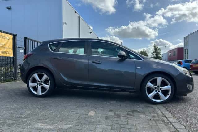 Opel Astra (2010) thumbnail 4