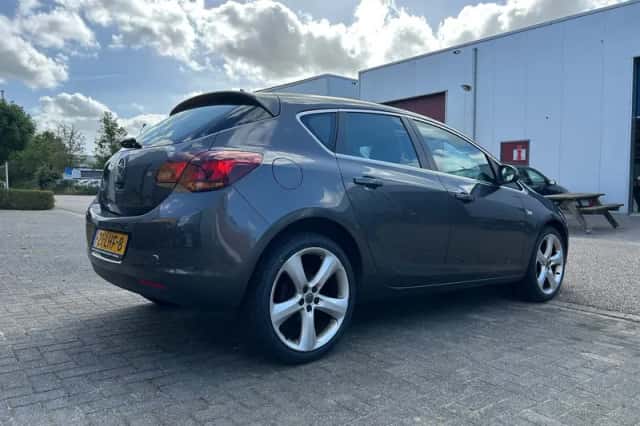 Opel Astra (2010) thumbnail 5