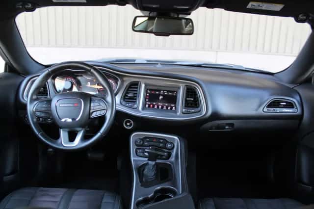 Dodge Challenger (2020) thumbnail 2