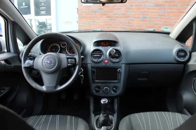 Opel Corsa (2009) thumbnail 2