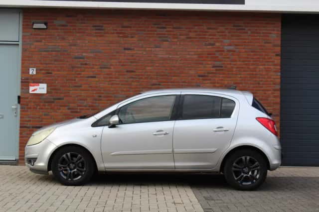 Opel Corsa (2009) thumbnail 3