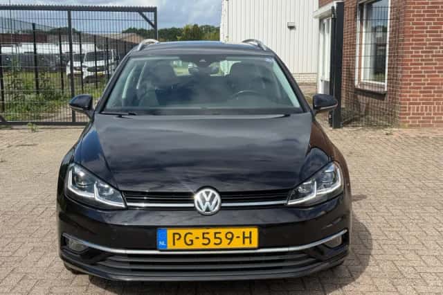 Volkswagen Golf (2017) thumbnail 2