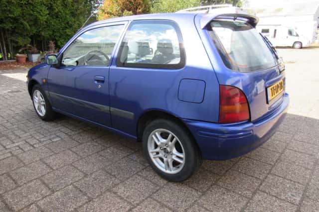 Toyota Starlet (1998) thumbnail 2